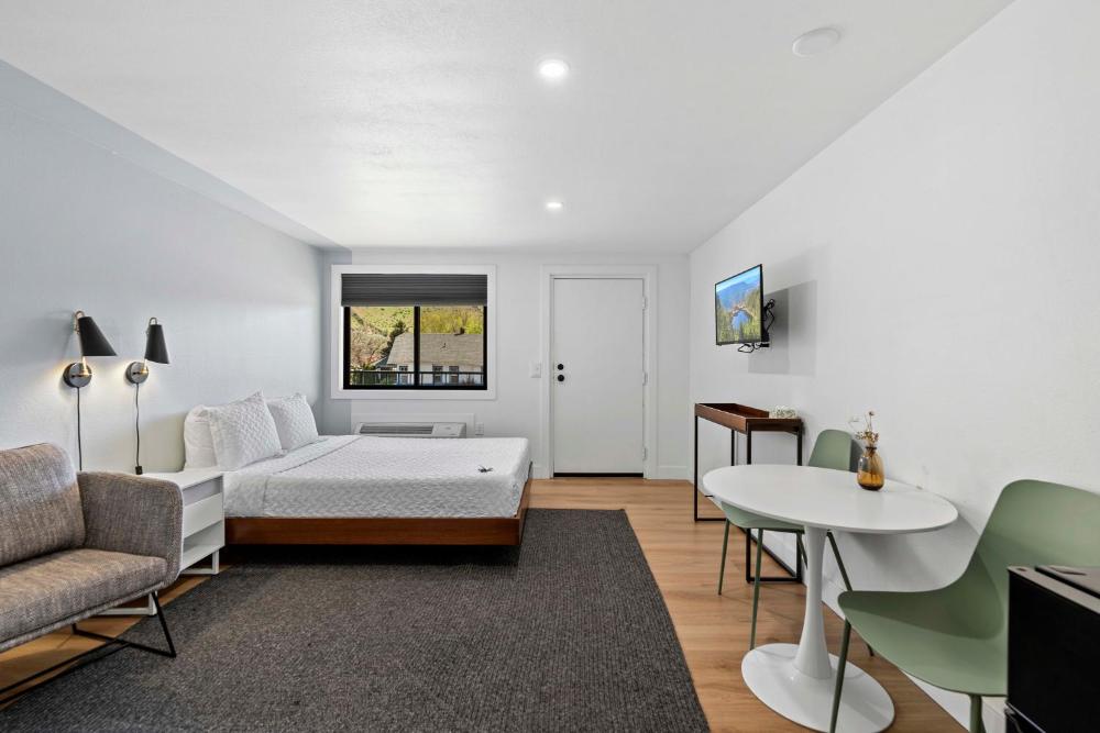 Deluxe Queen Room interior
