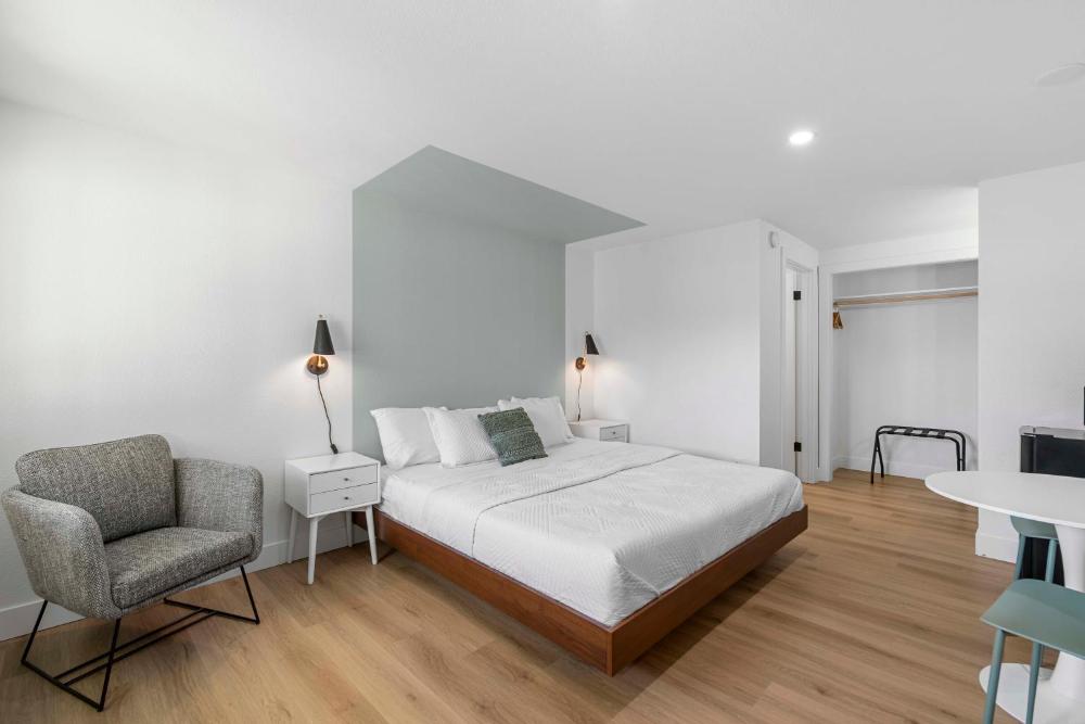 Deluxe King Room interior